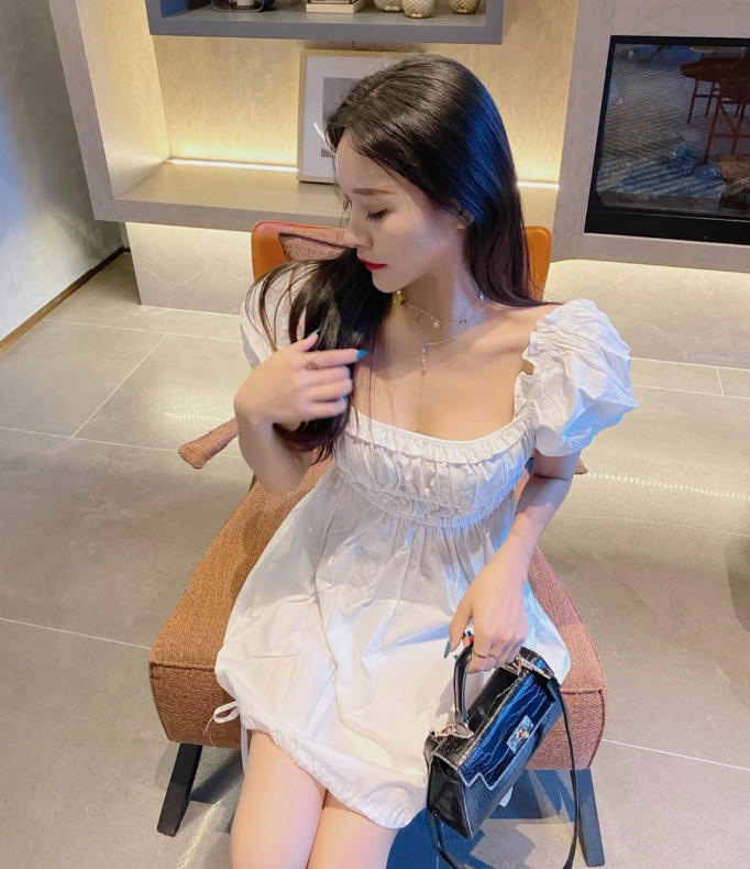 刚入行的漂亮小姐姐